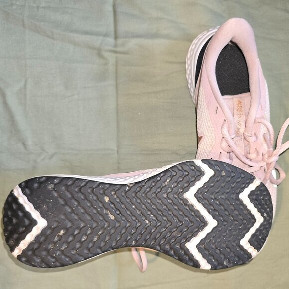 NIKE Revolution pink Size 6.5 - Picture 2 of 4